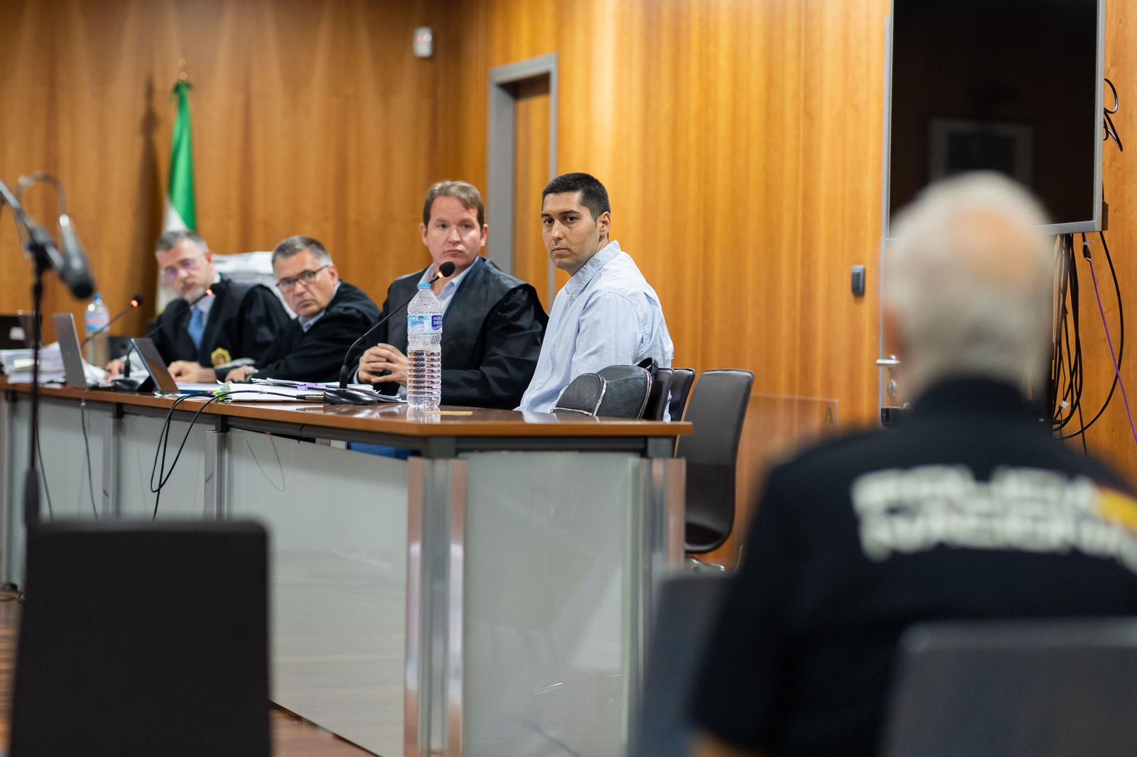 Celio de Jesús Pinto Rim acompañado por su abogado y custodiado por la Policía, durante el juicio.