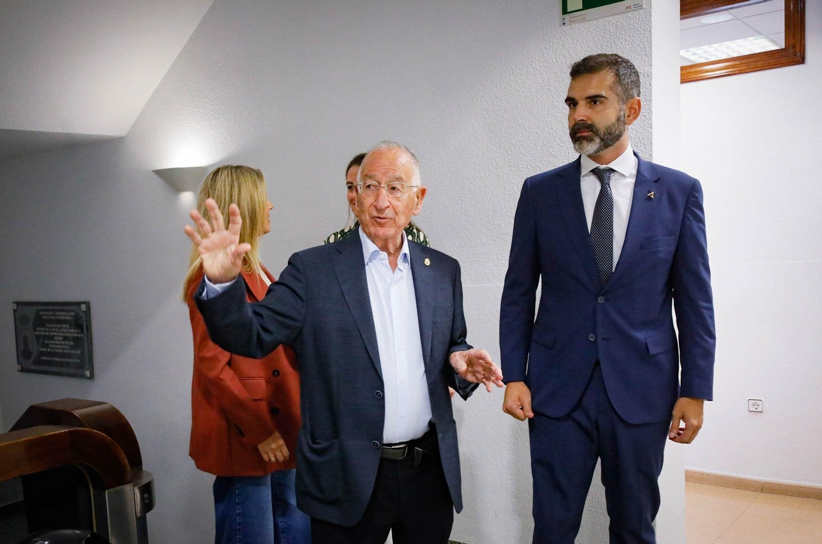 Ramón Fernández-Pacheco junto al alcalde de Roquetas de Mar, Gabriel Amat.