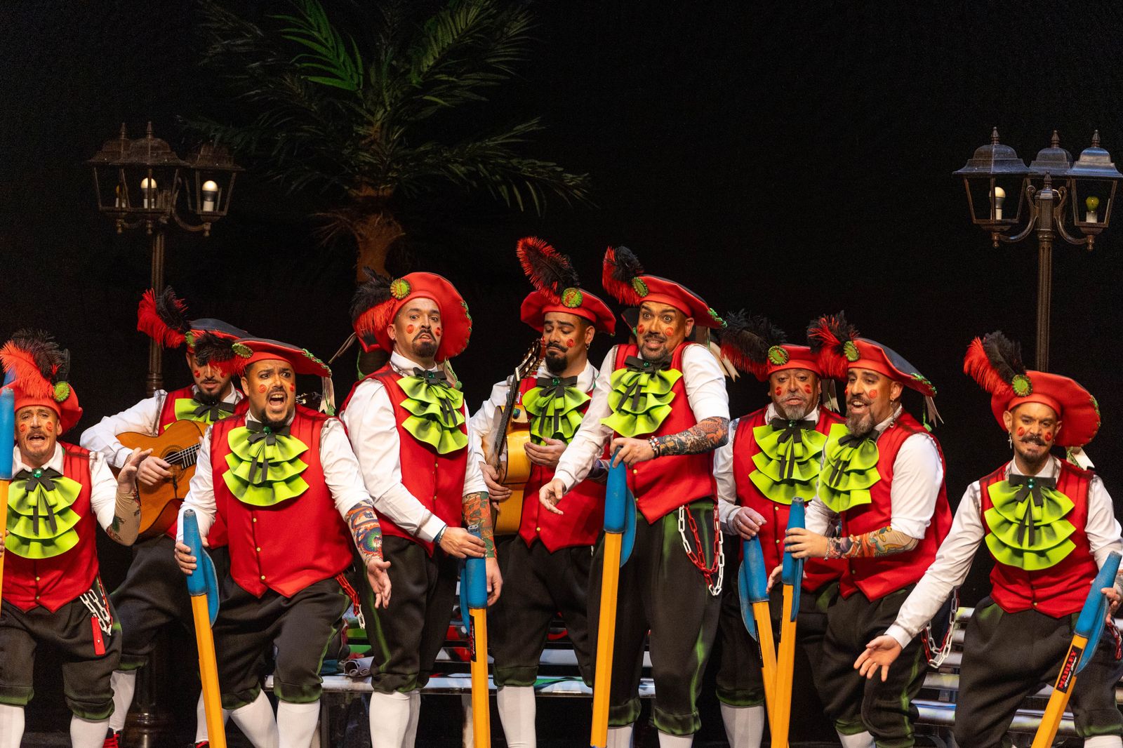 Imágenes de la actuación de la murga de Huelva "Los Lope de Pega" en el Carnaval Colombino