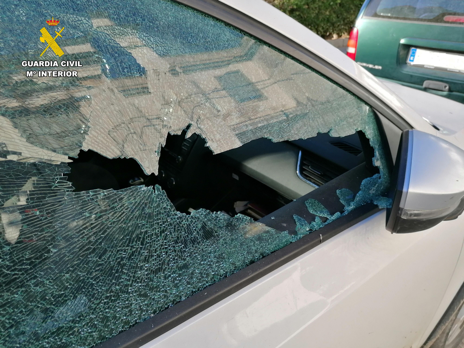 El estado en el que quedó la ventanilla de una de los coches robados.