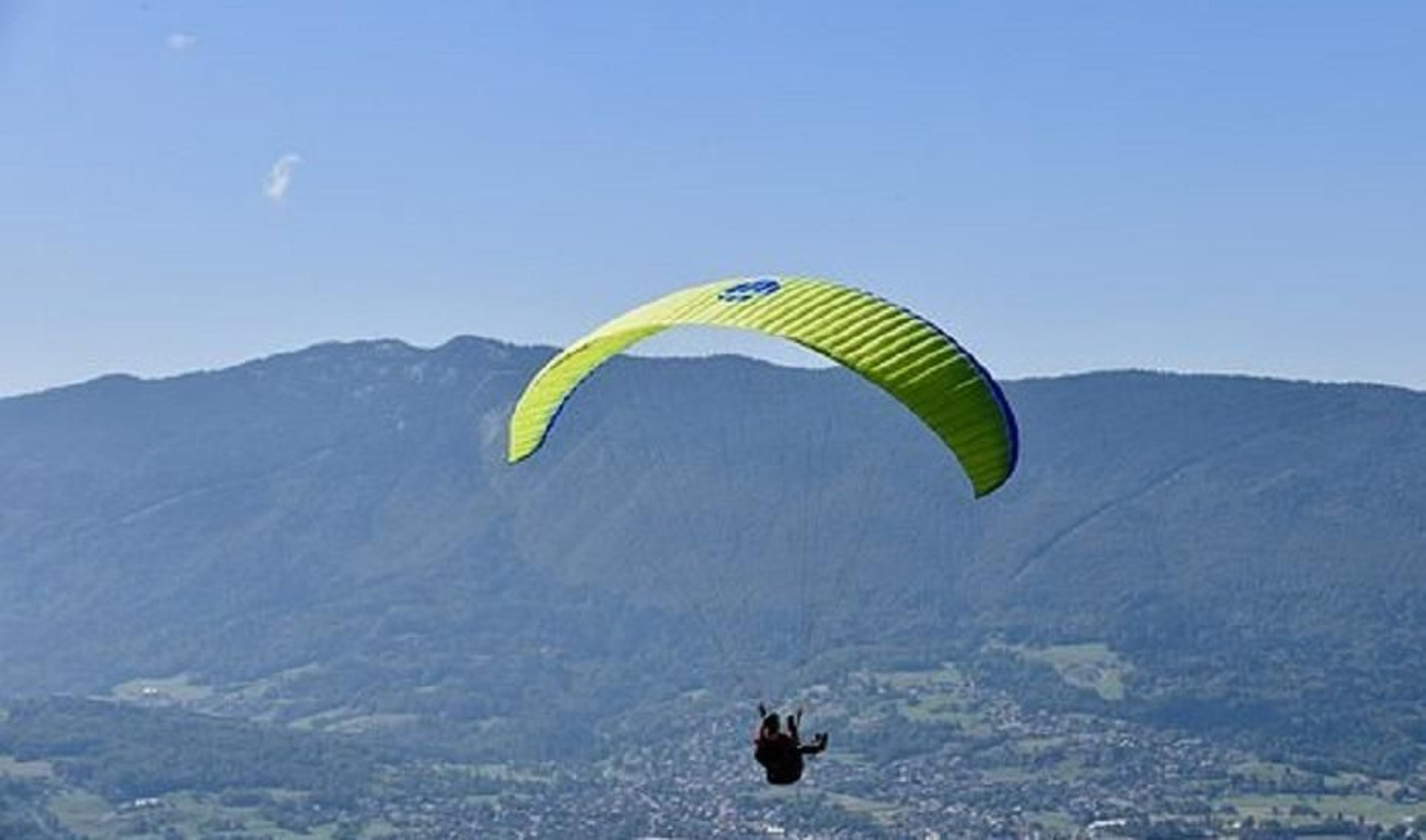Imagen de archivo de un hombre haciendo parapente.