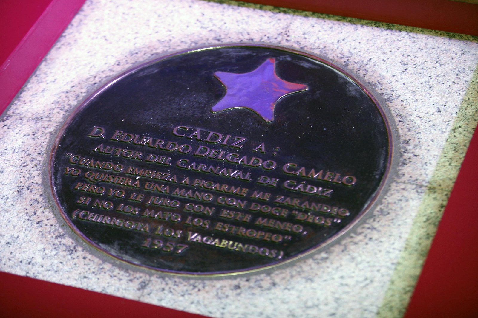 Una de las placas del Paseo de la Fama en Cádiz