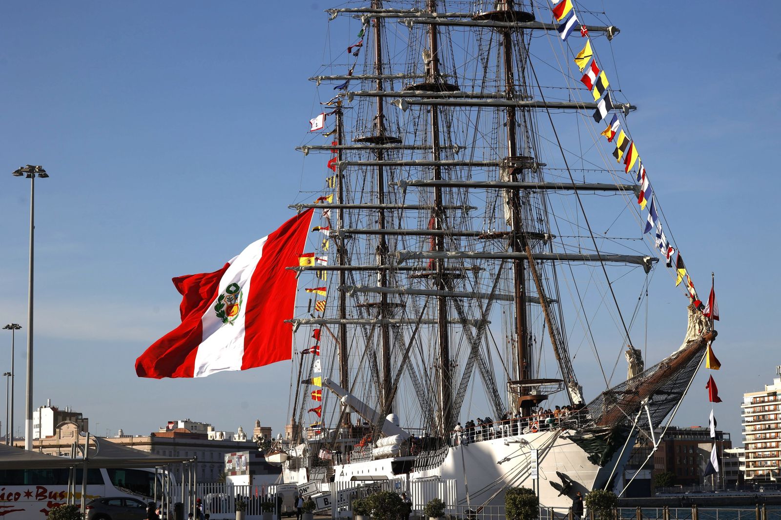 El buque escuela peruano 'Unión' , en el puerto de Cádiz