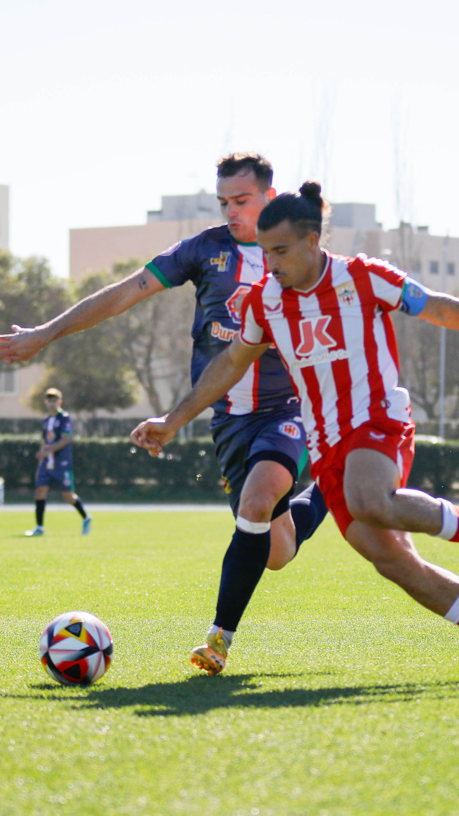 Aarón conduce el balón en campo rival en otro buen partido del lateral.