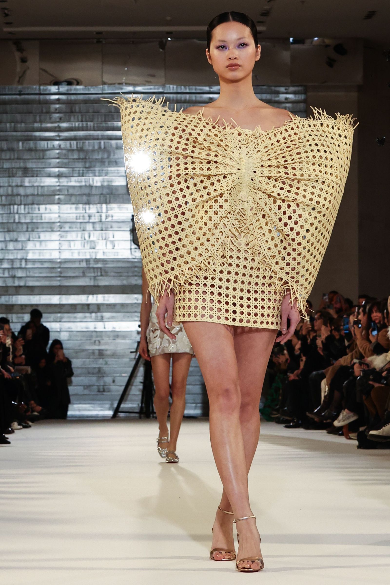 Juana Martín presenta su colección 'La Rosée' en la pasarela de Alta Costura de París, en imágenes
