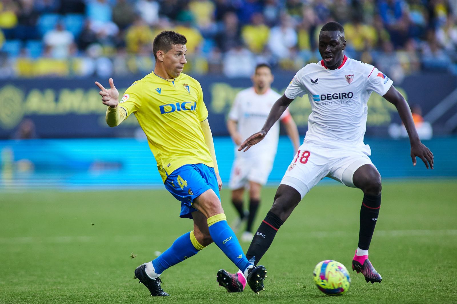 Rubén Alcaraz y Pape Gueye en el Cádiz-Sevilla del pasado curso.