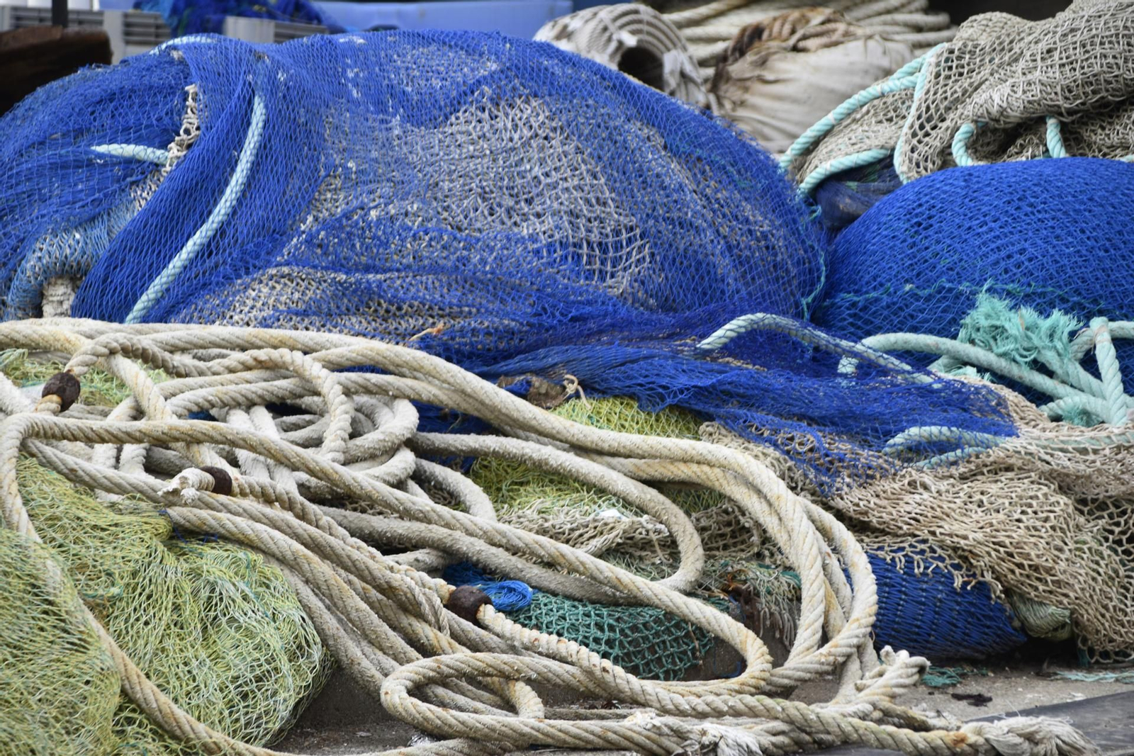 Redes acumuladas en el puerto pesquero de Fuengirola.