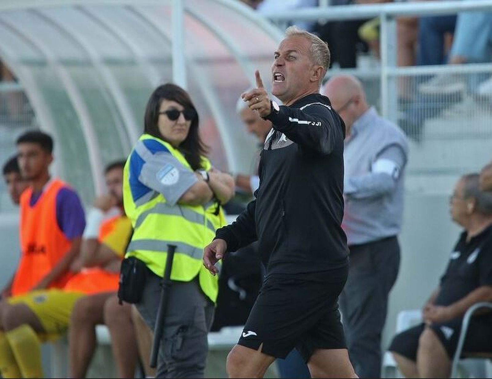 Sebas López, entrenador del Águilas, en el partido en La Línea