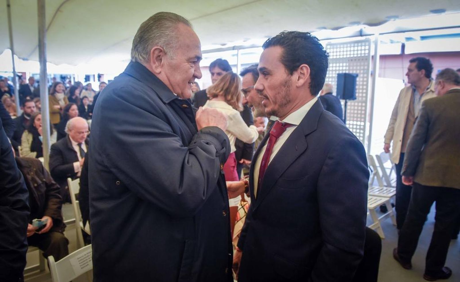 Rafael Gordillo y José María del Nido Carrasco mantienen una conversación.