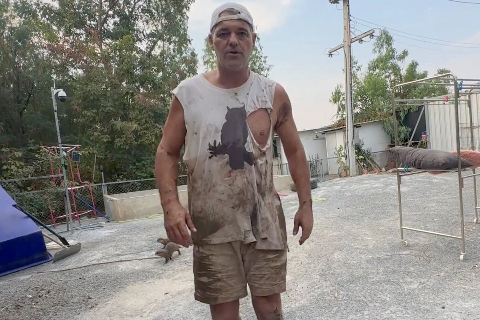 Frank Cuesta ha mostrado las heridas sufridas tras el brutal ataque de un ciervo en su reserva animal.