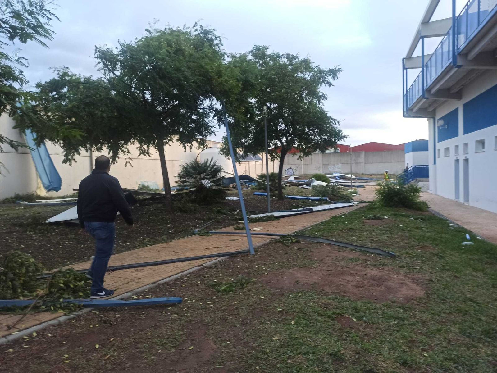 El alcalde de Bornos, Hugo Palomares, supervisa los desperfectos que dejó el temporal del domingo.