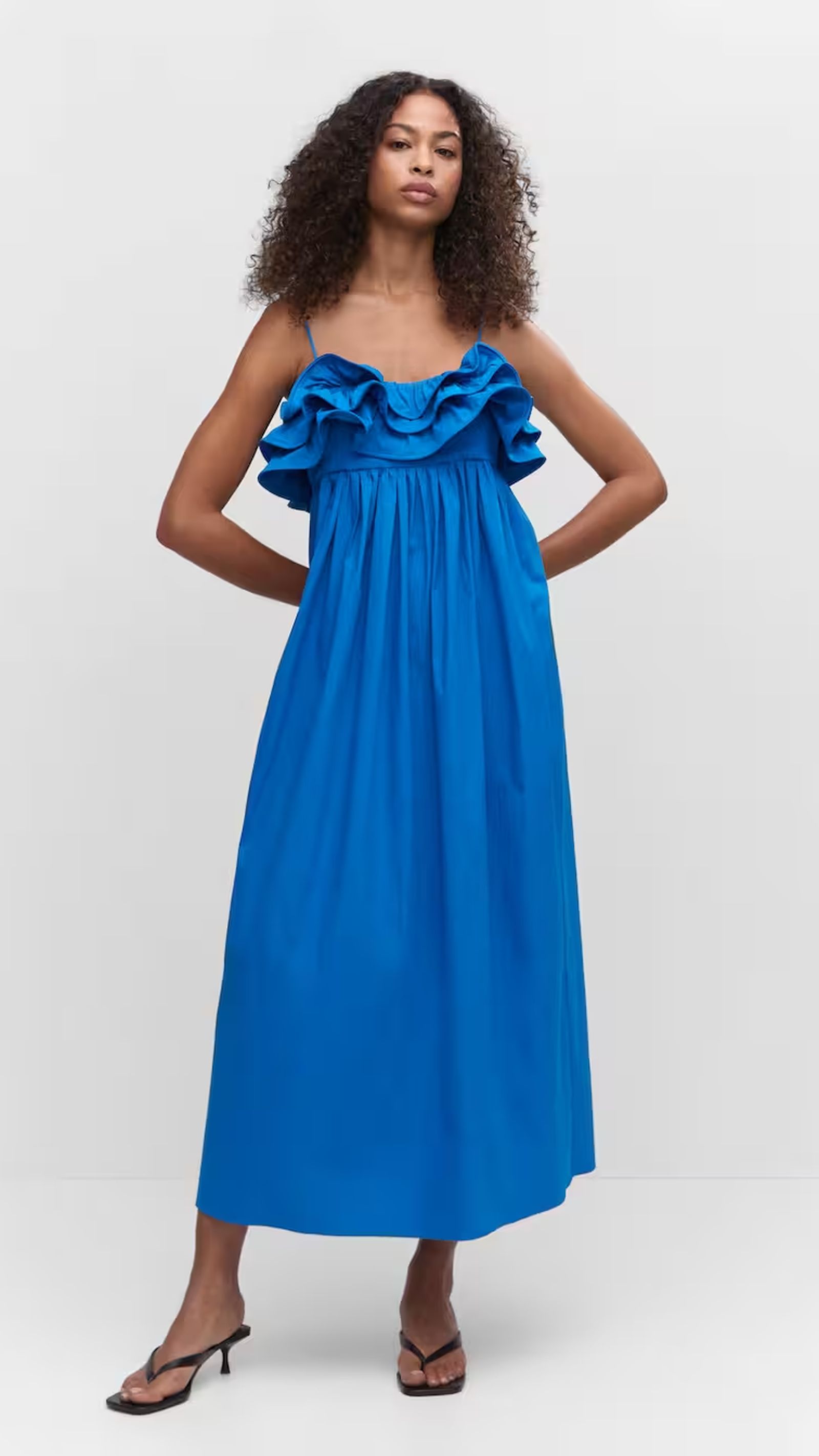 Vestido azul klein de Mango.