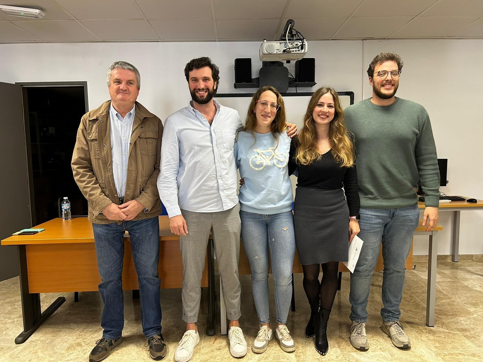 Los médicos premiados, junto al delegado Juan de la Cruz Belmonte.