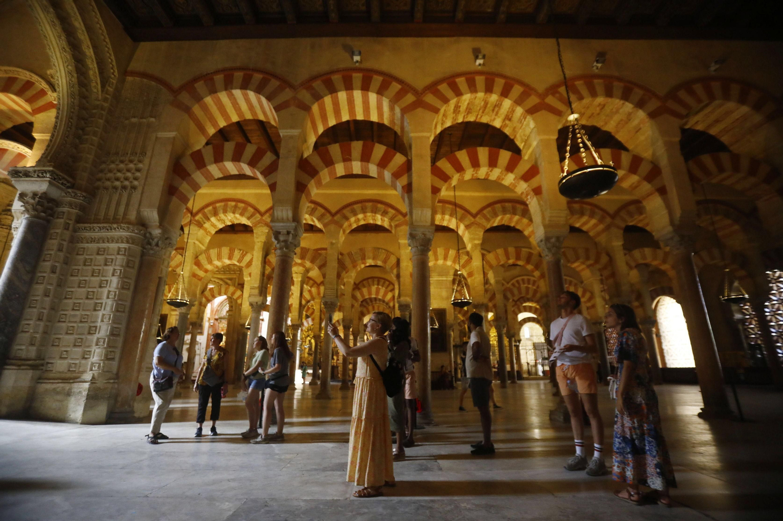 Turistas en el interior de la Mezquita-Catedral de Córdoba.