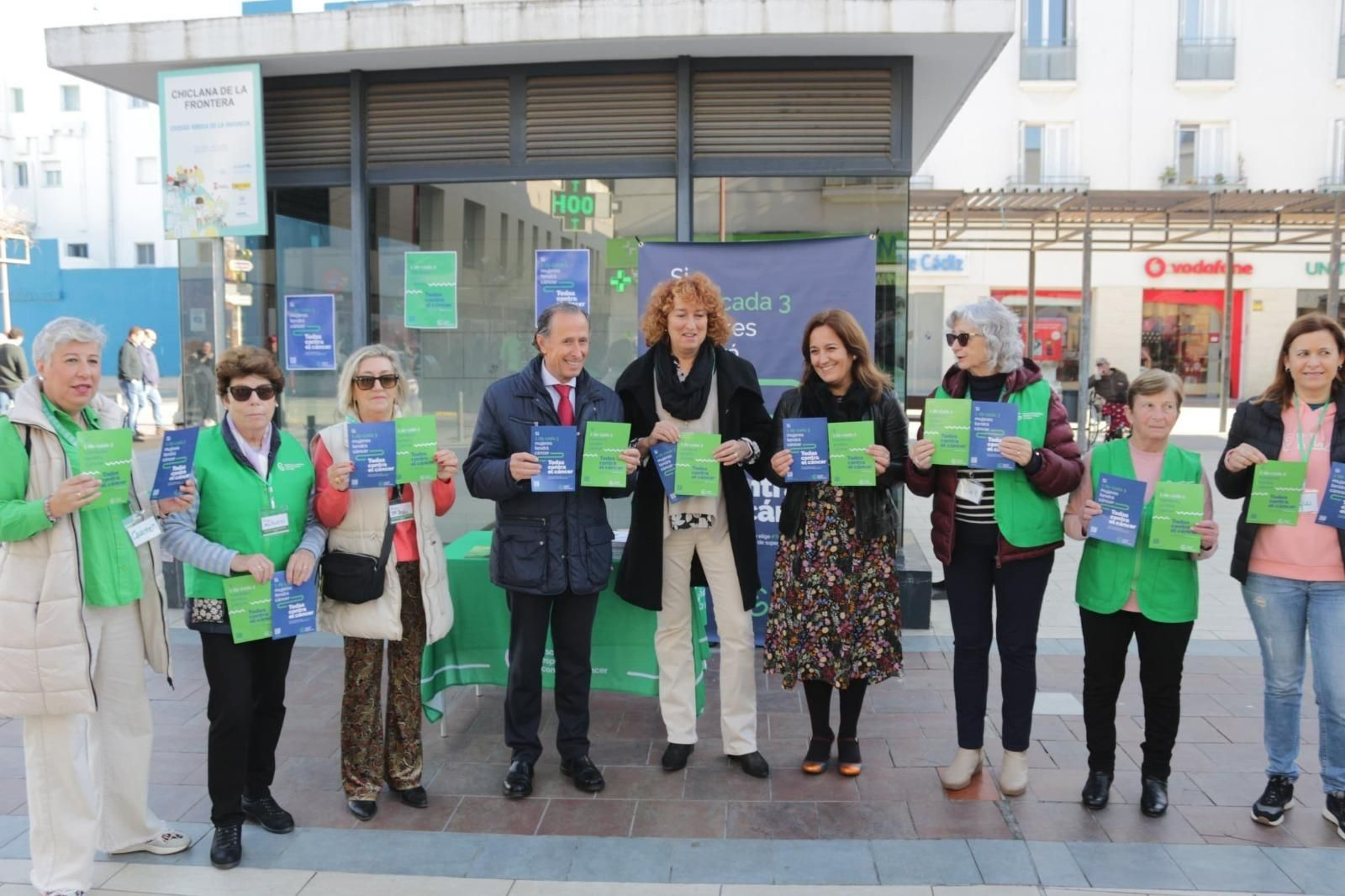 Los representantes municipales posan junto a las integrantes de esta asociación.