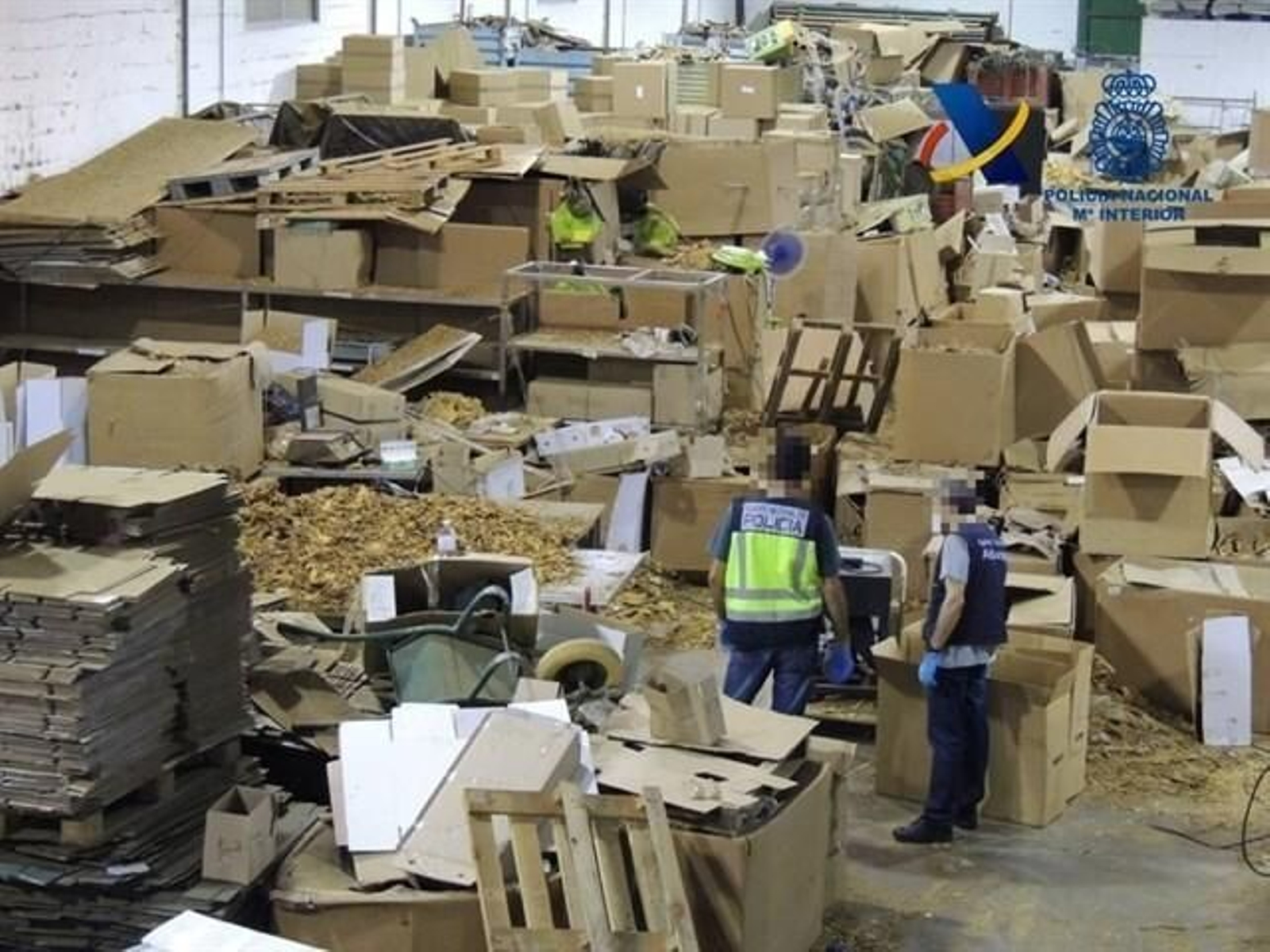 Imagen que la Policía Nacional tomó en una de las naves registradas en el verano de 2017.