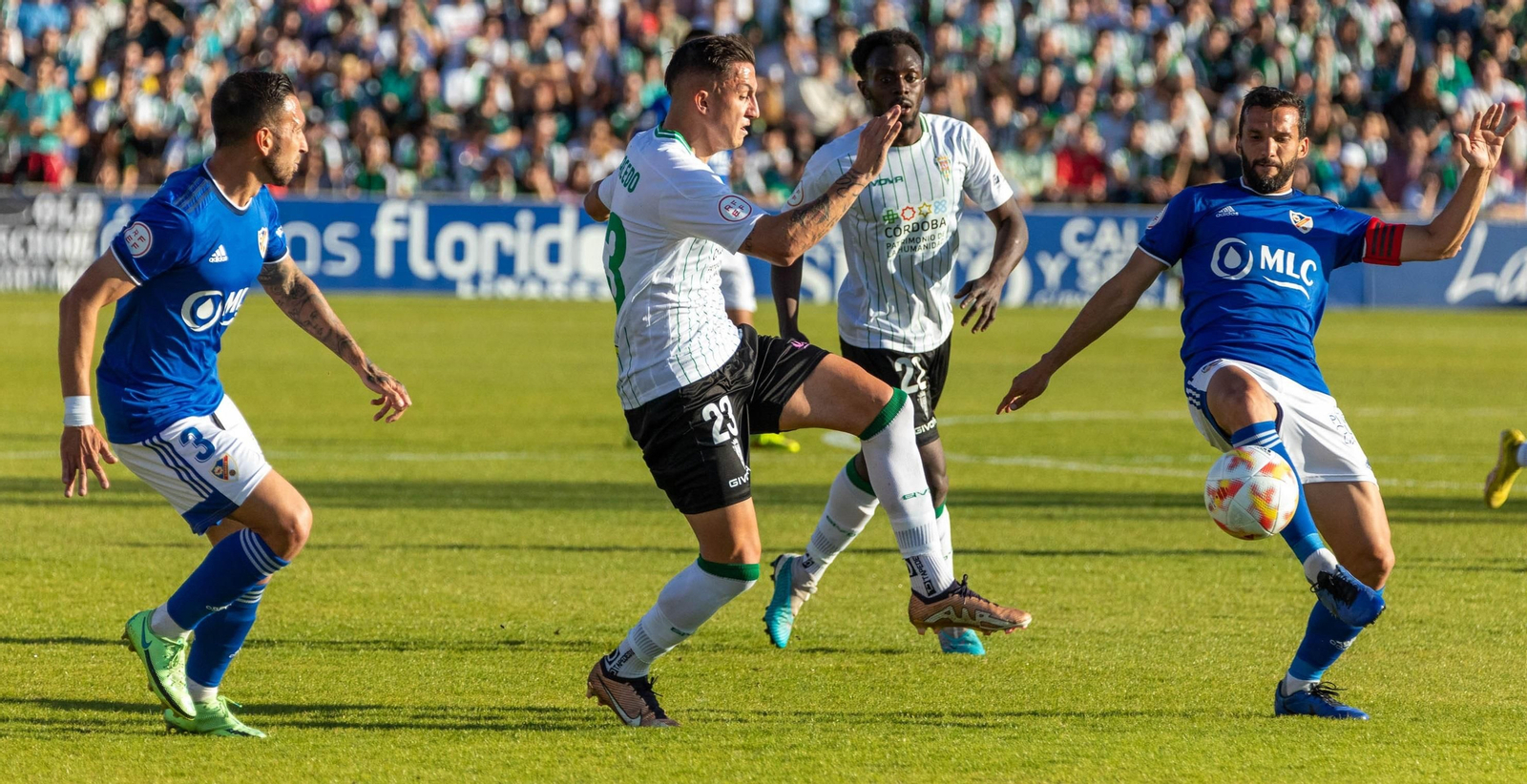 Carracedo, ante la presencia de Diarra, pugna con un jugador del Linares en el duelo de la 22-23.