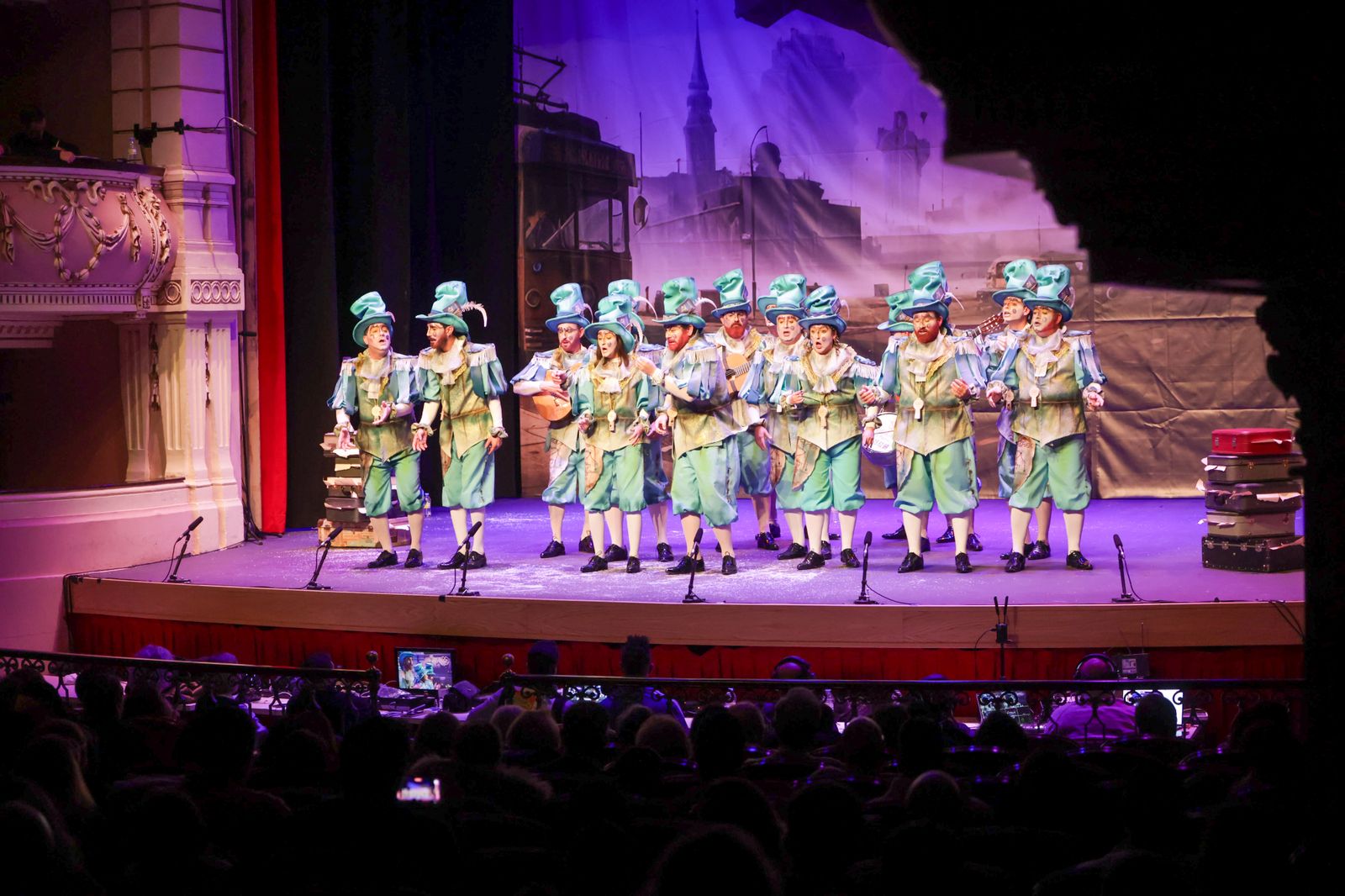 Imágenes de la actuación de la comparsa de Villalba del Alcor "Una comparsa extranjera" en el Carnaval Colombino