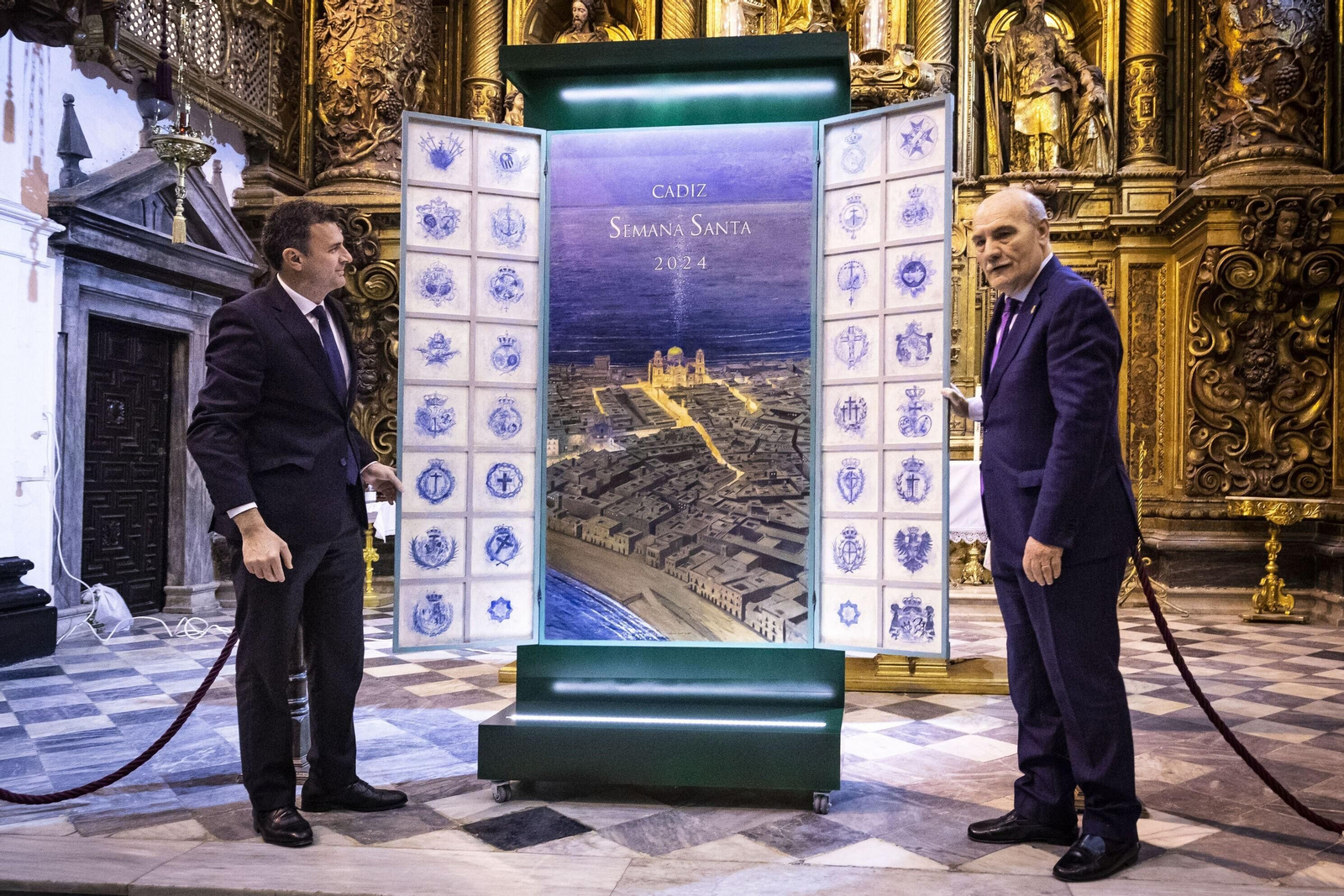 El alcalde Bruno García y Juan Carlos Jurado, presidente del Consejo de hermandades, ante el cartel anunciador en la iglesia de Santiago.