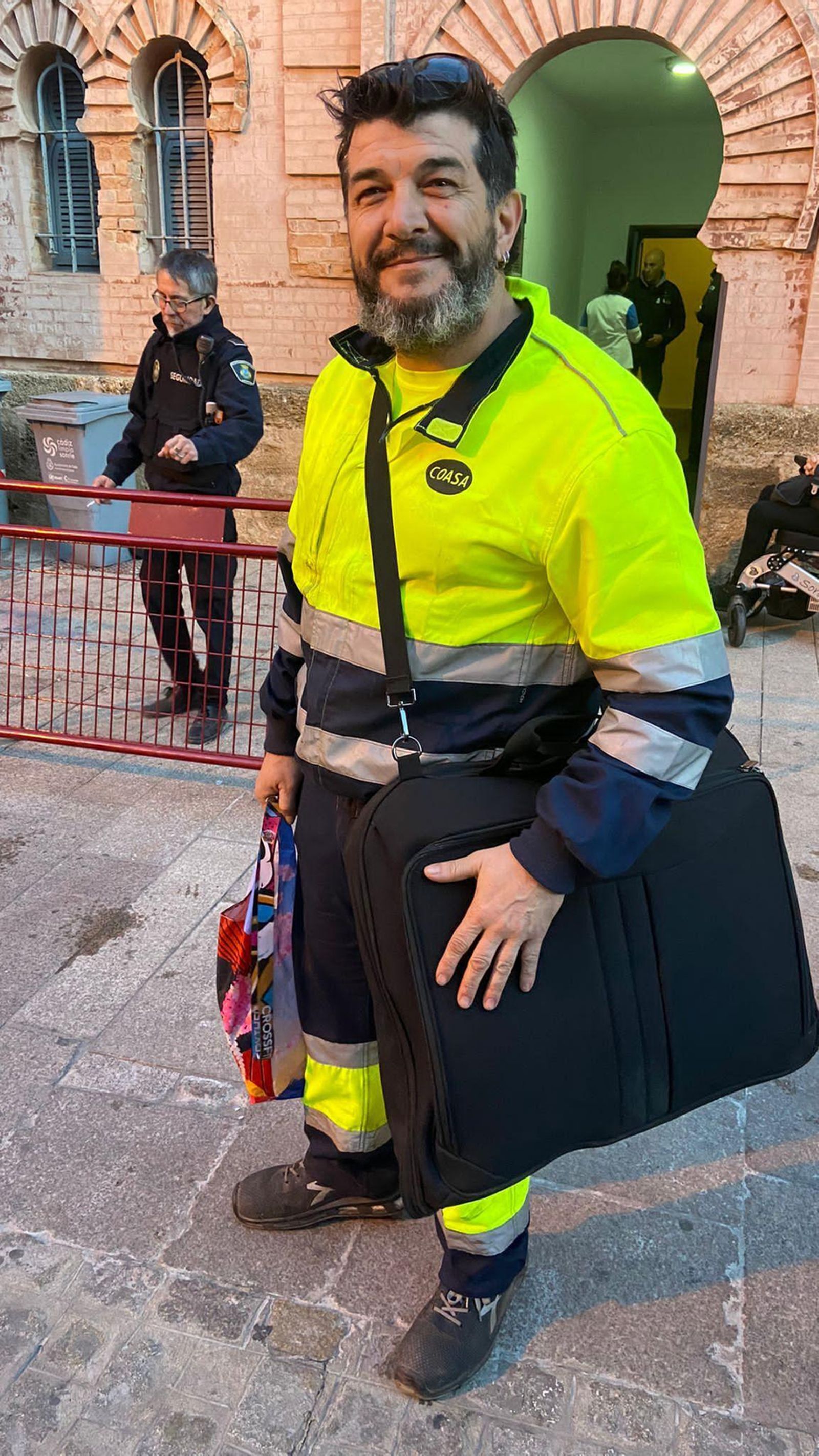 Kike Remolino al llegar al Falla con la ropa de faena de Astilleros.