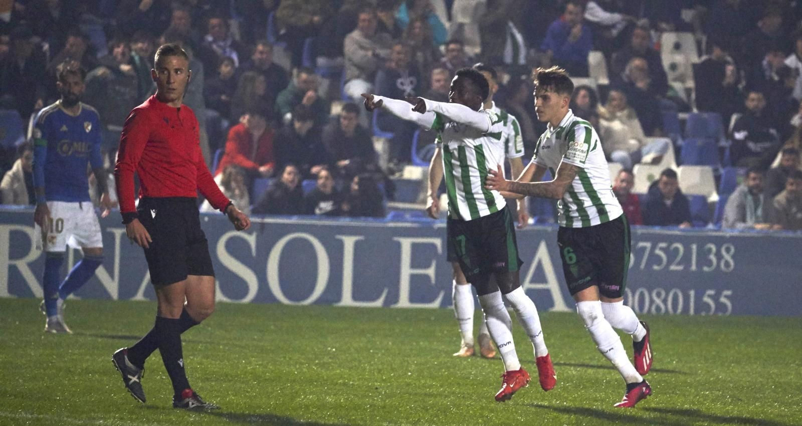 Adilson Mendes celebra el 0-1 en Linarejos.