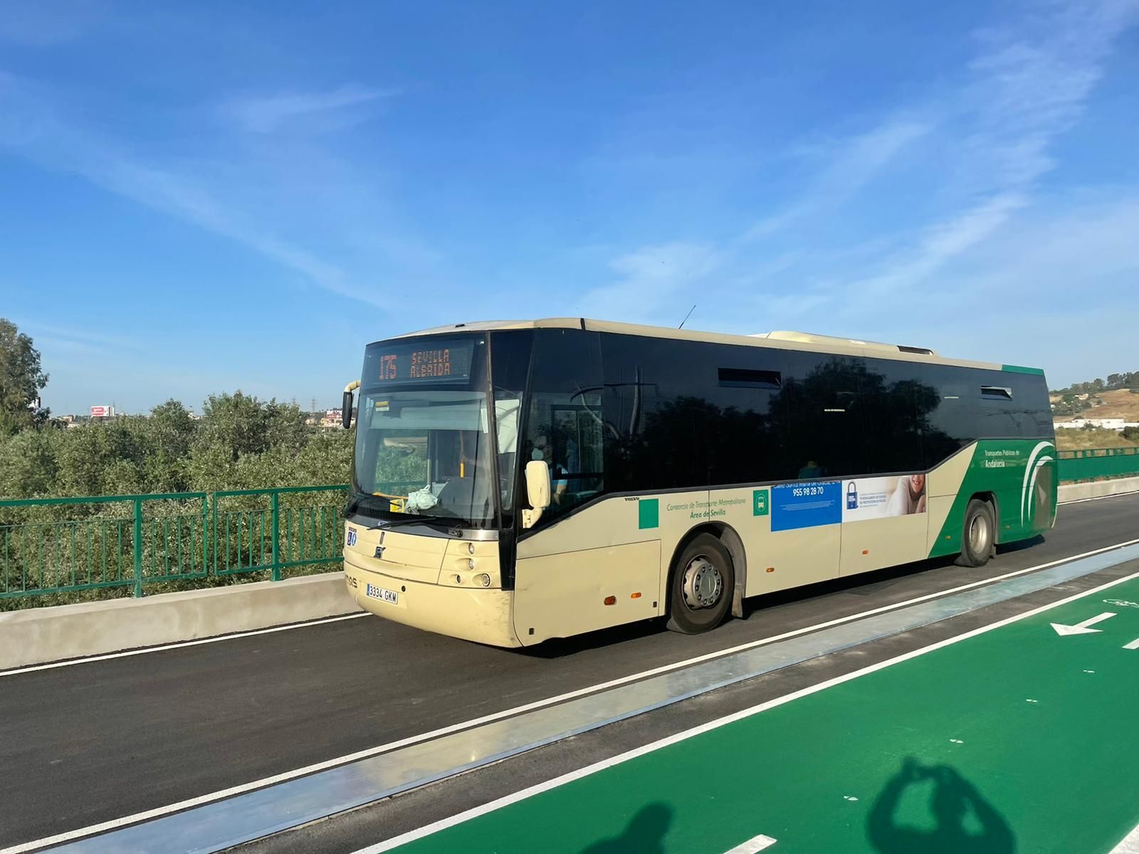 La plataforma reservada para autobuses y vehículos de alta ocupación que funciona desde 2021 en el puente de la Señorita de Camas.