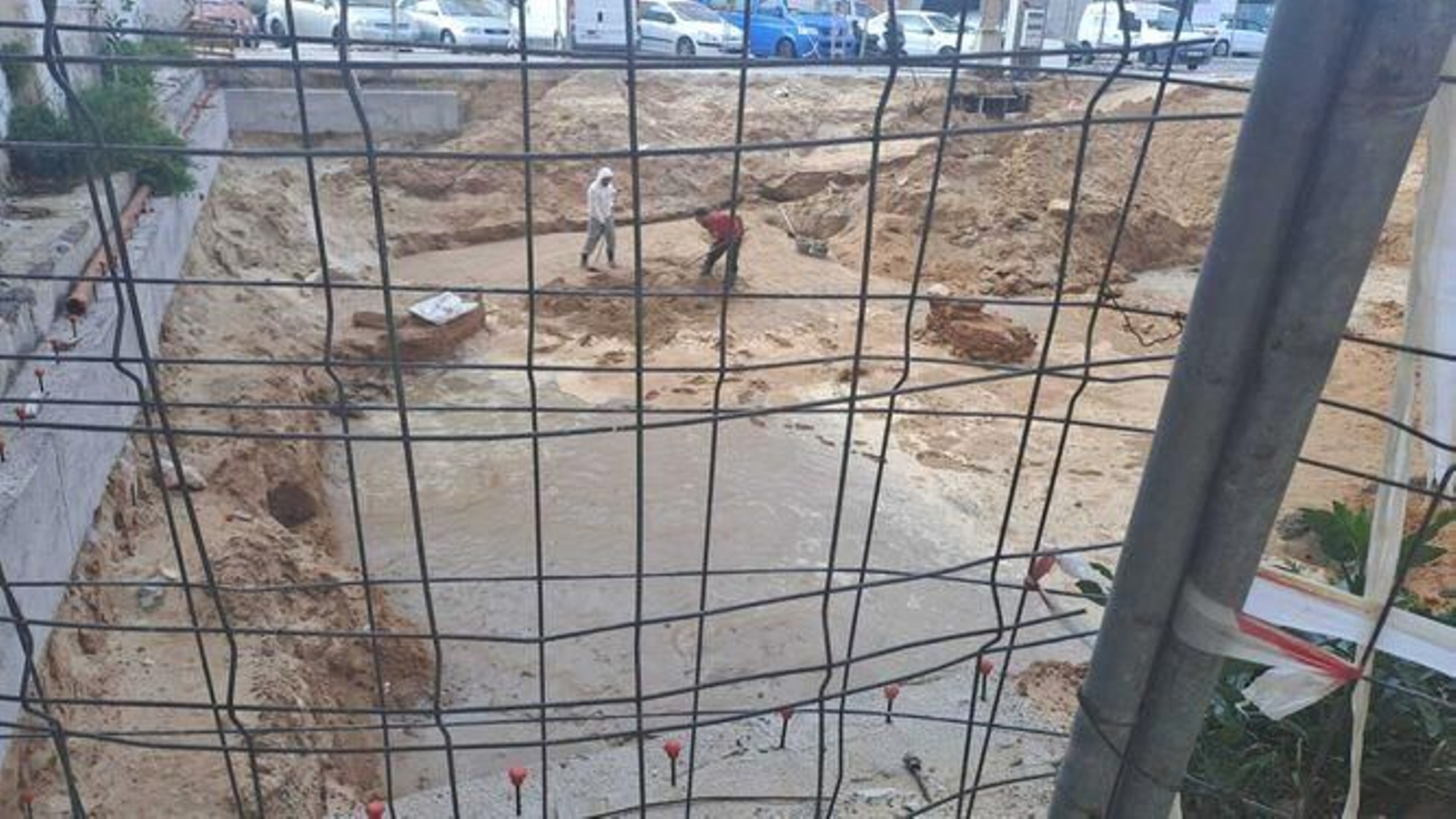 Inundación en el solar donde han localizado 21 enterramientos romanos junto a la Avenida de Cádiz