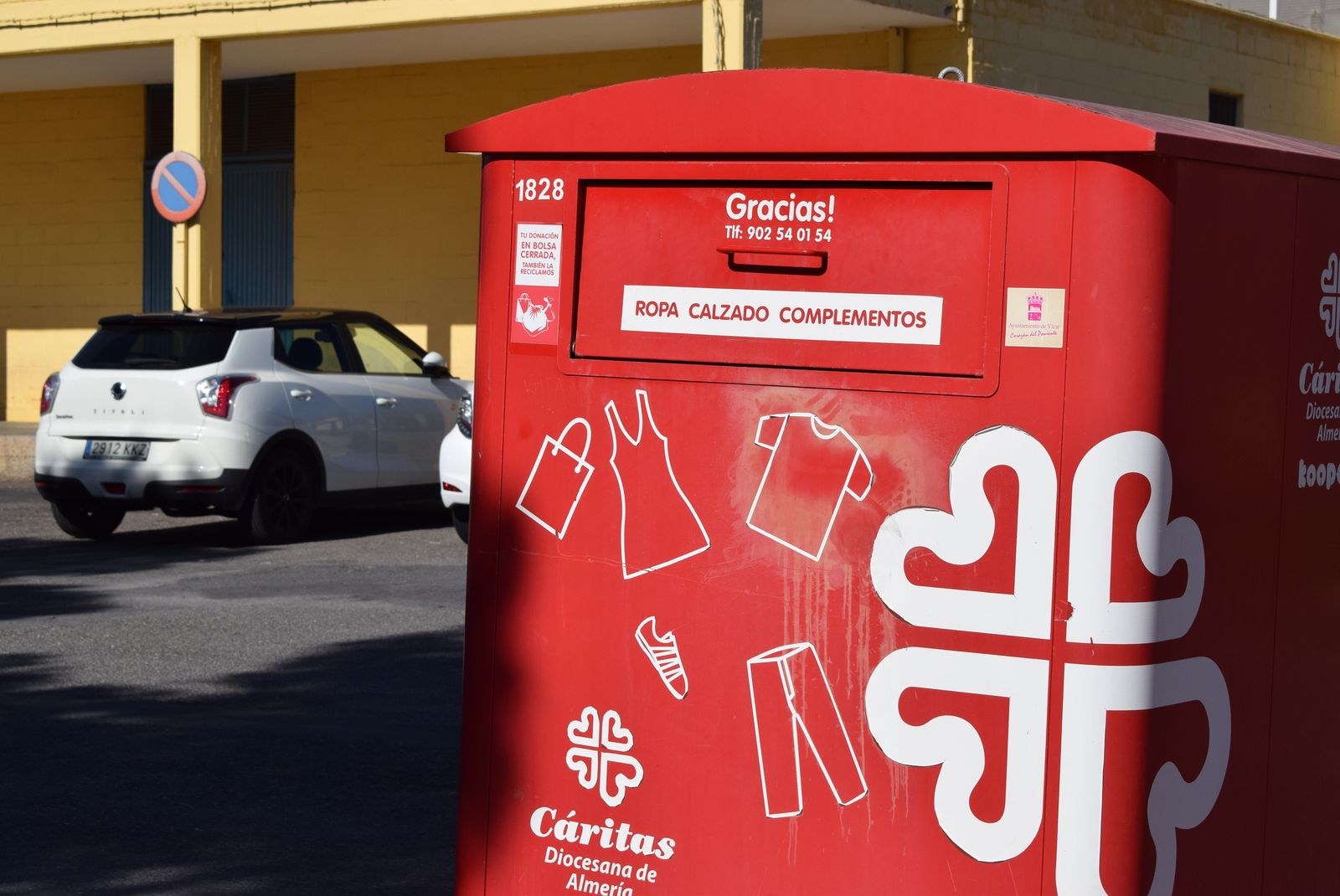 Uno de los contenedores de ropa y calzado de Cáritas en Vícar