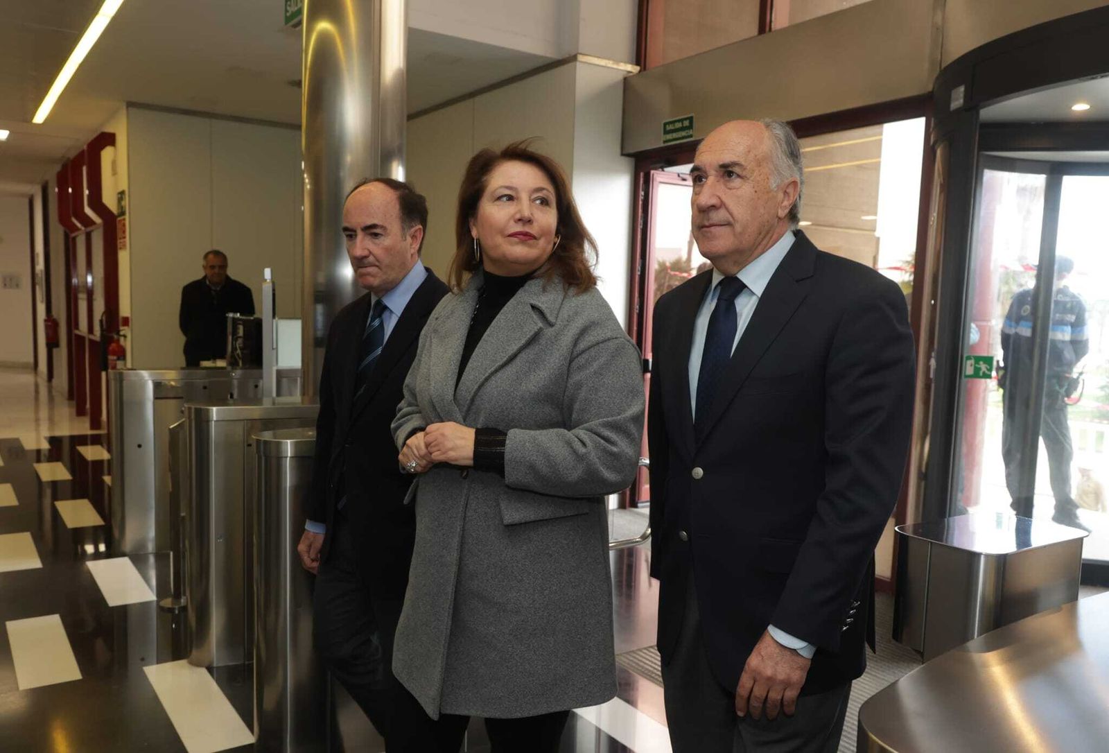 Carmen Crespo, escoltada por Gerardo y José Ignacio Landaluce, este martes.