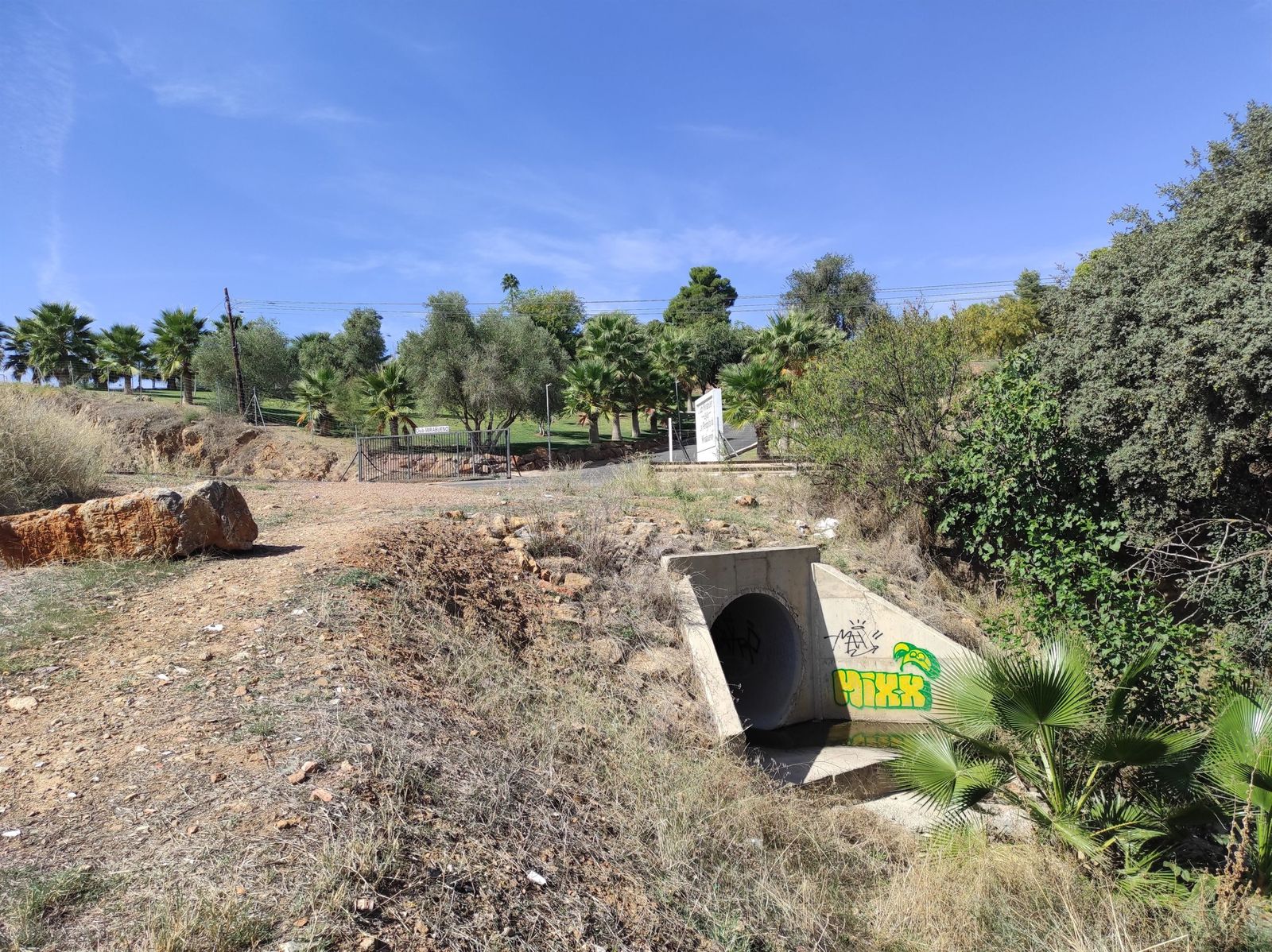 Vertido en el arroyo Pedroches.