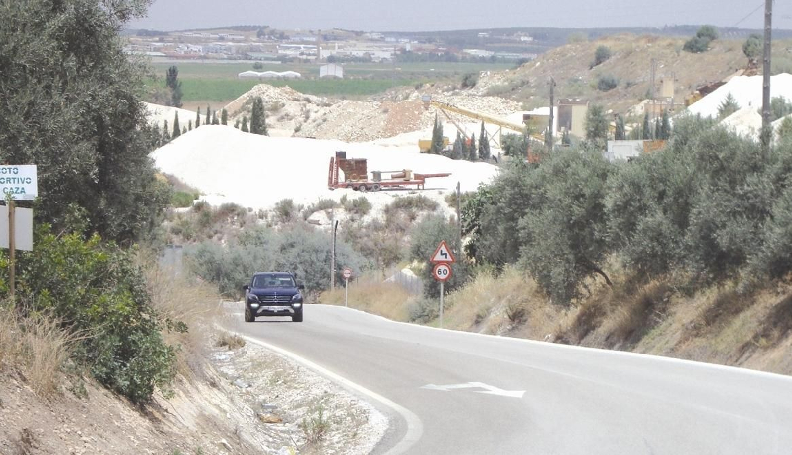 Una carretera en el entorno de Puente Genil.