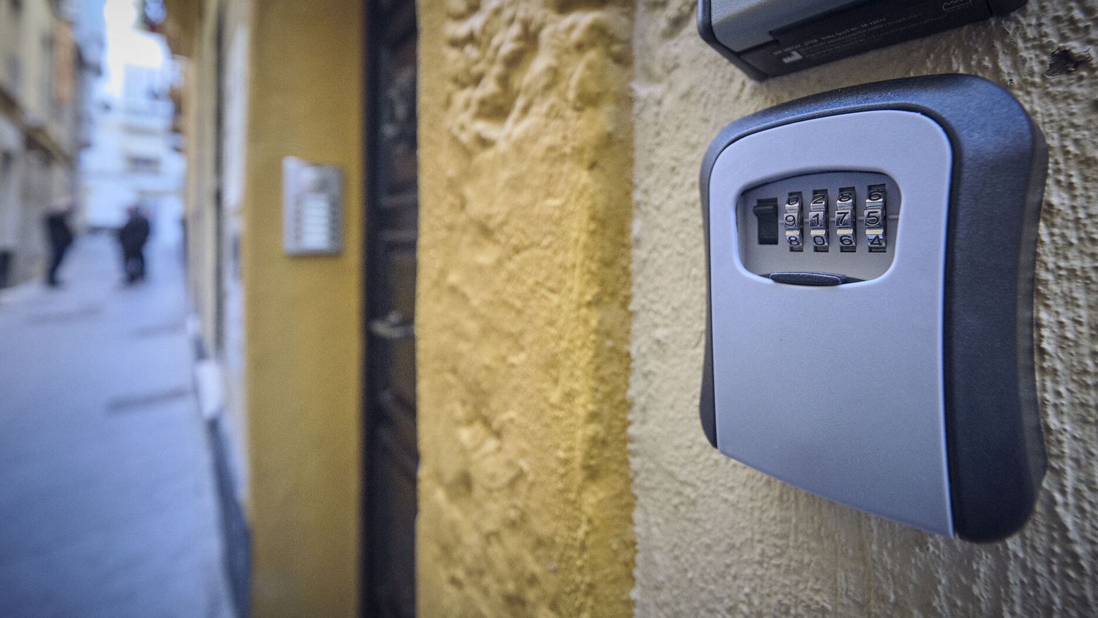Caja porta llaves en el exterior de unos pisos turísticos.