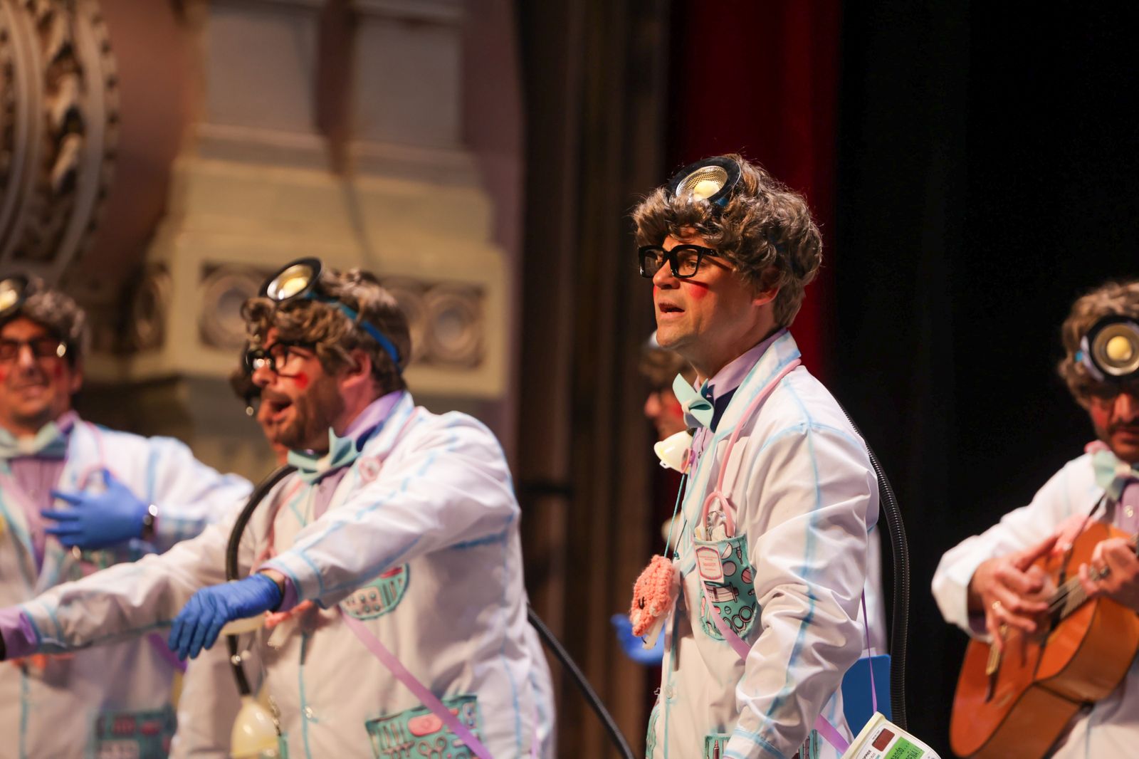 Imágenes de la actuación de la murga de Huelva "Soy yo, abre" en el Carnaval Colombino