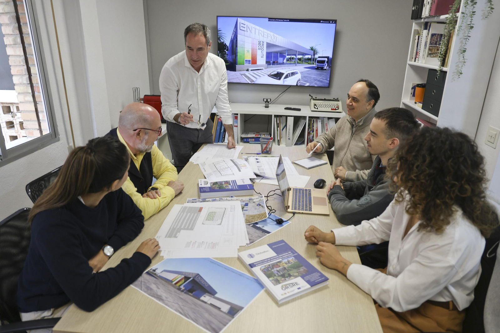 Una parte del equipo de Gestomer Ingeniería trabajan sobre el proyecto de Senegal.