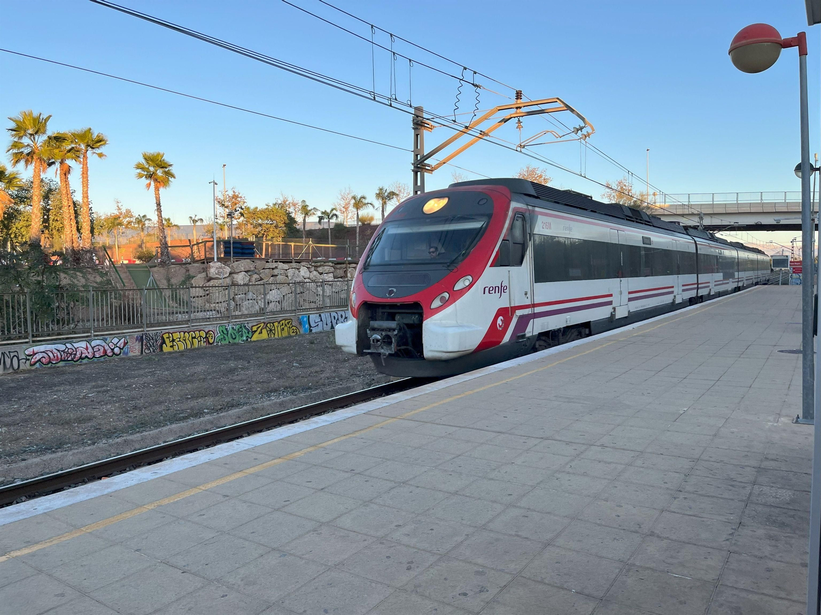 Un tren de Cercanías de Renfe de la línea C-1 Málaga -Fuengirola llega a la parada apeadero de Plaza Mayor.
