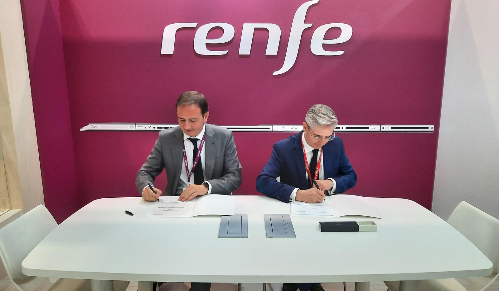 Un momento de la firma del acuerdo.