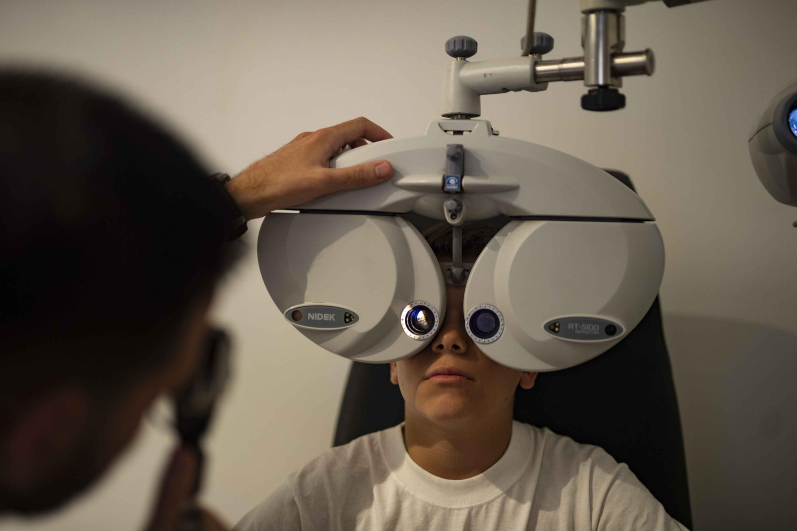 Un niño se gradúa la vista en una óptica.