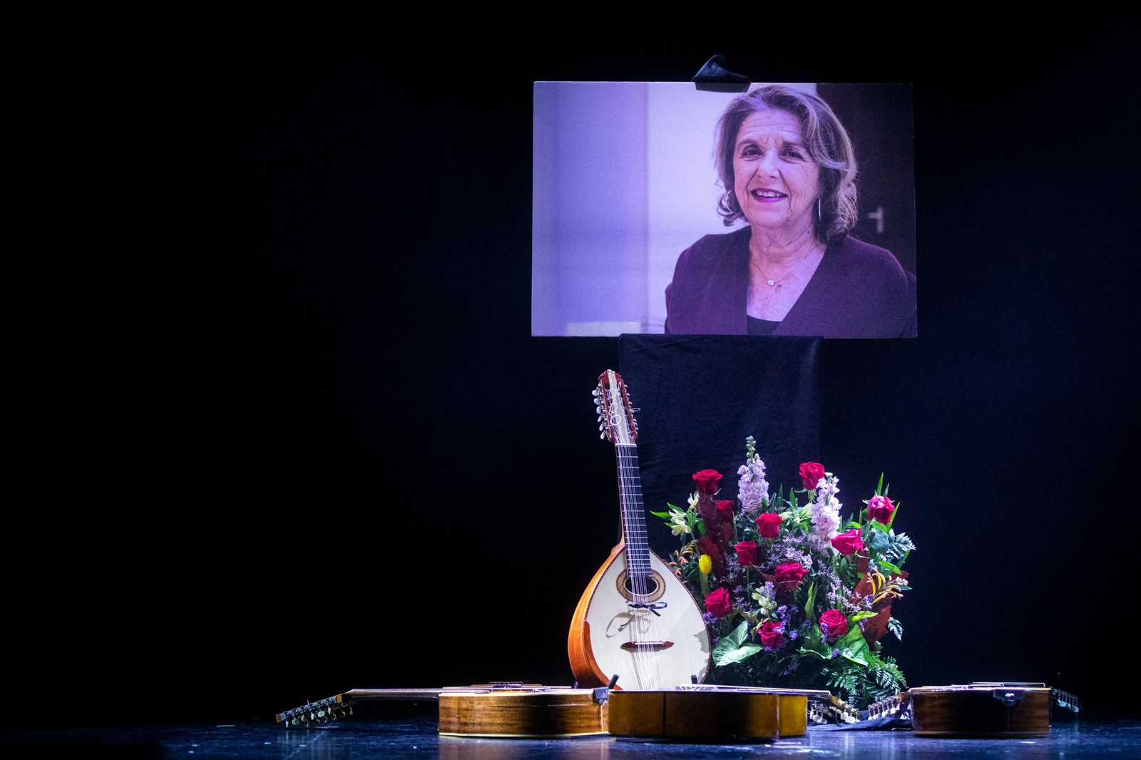 Así lucía el escenario del Falla como homenaje a Adela del Moral antes de comenzar las semifinales.