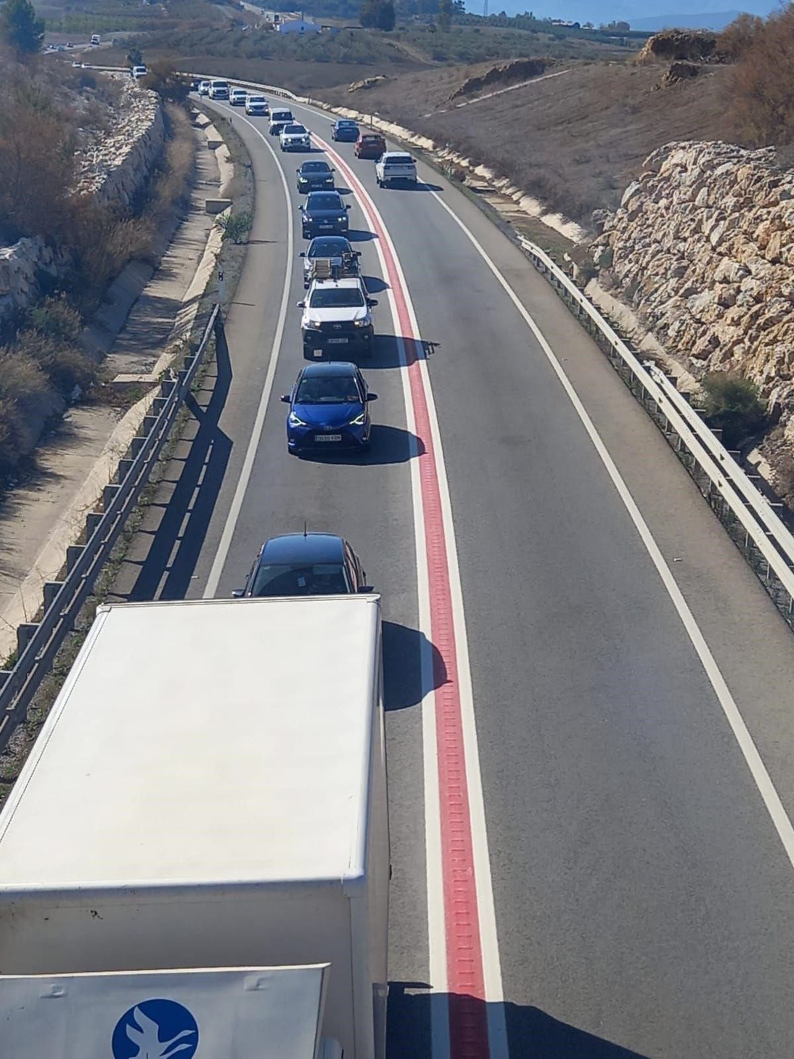 Así ve un conductor la línea roja cuando circula por la carretera de Coín.