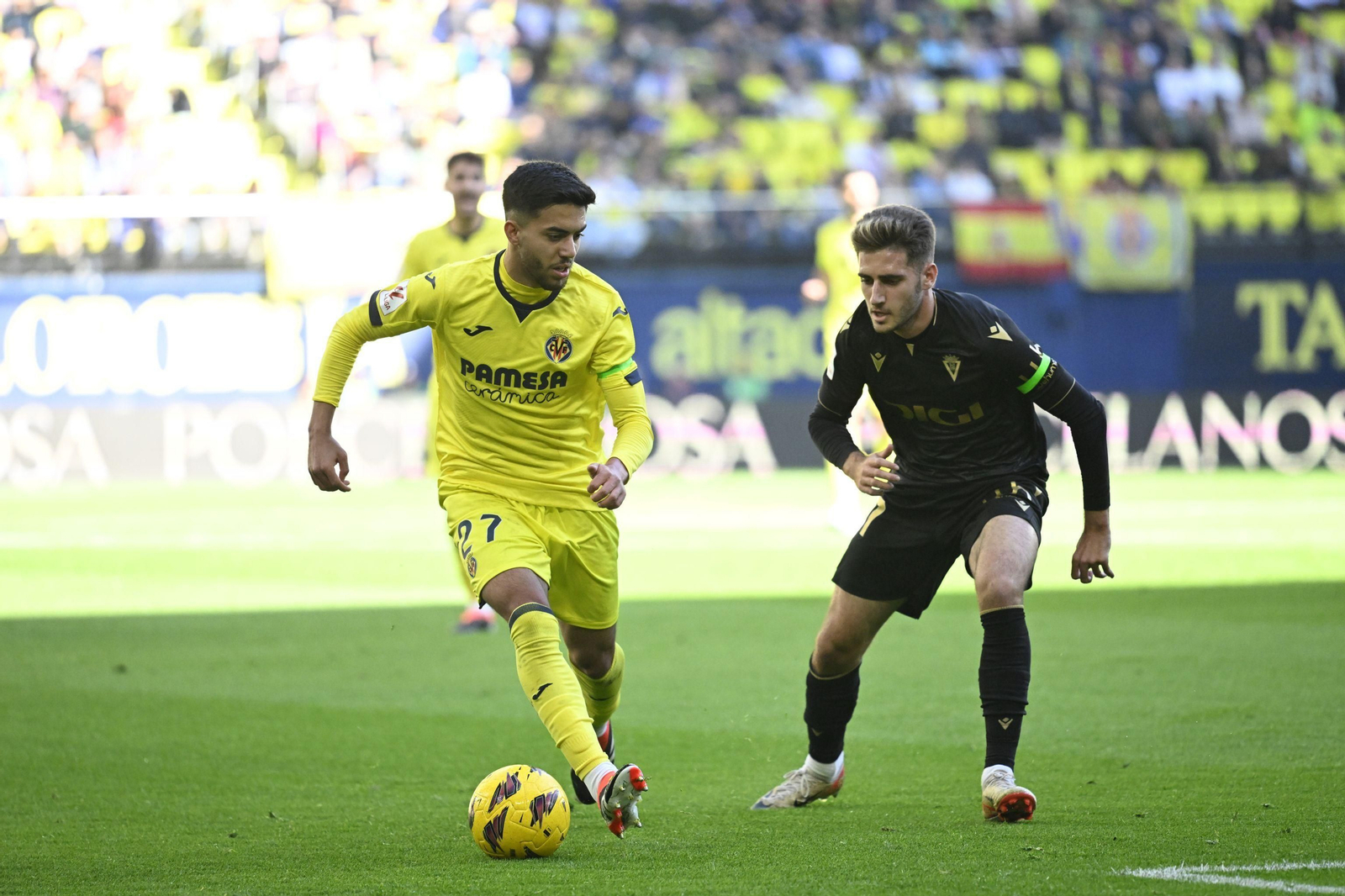 El cadista Robert Navarro presiona a Akhomach.