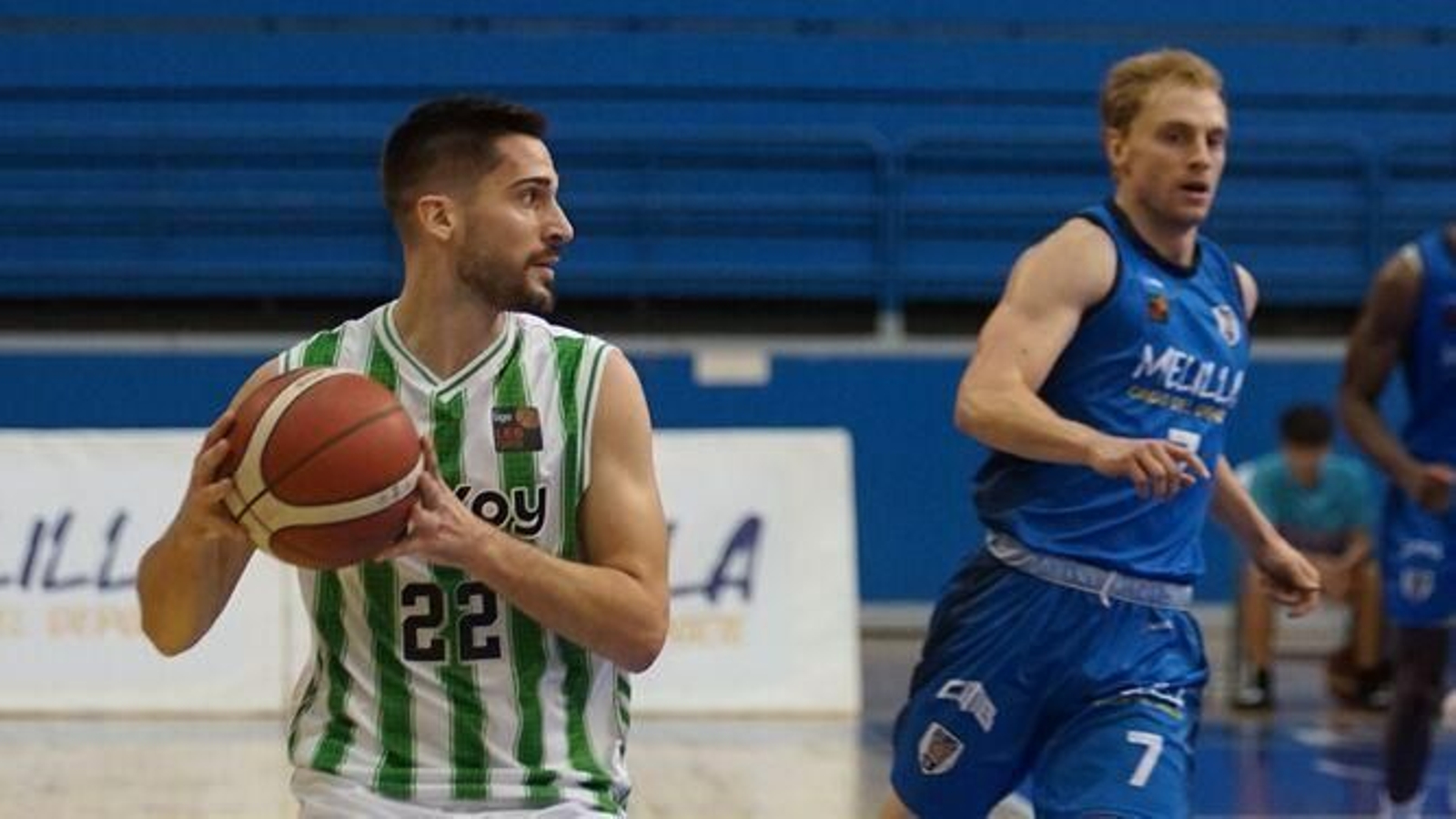 Rakocevic para el ataque verdiblanco ante la mirada del jugador del Melilla Van Dyke.