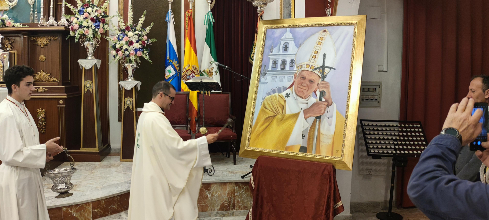 Bendicen un cuadro dedicado a  San Juan Pablo II en la Hermandad del Rocío de Emigrantes