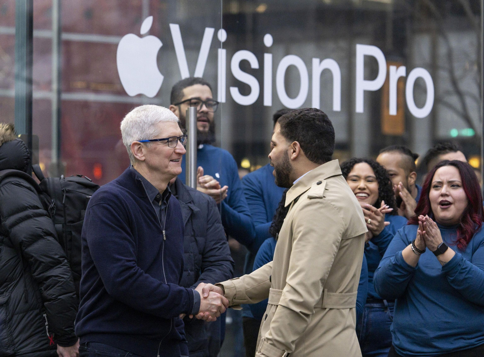 Tim Cook, ante una tienda Apple en el lanzamiento de las gafas Apple Vision Pro.