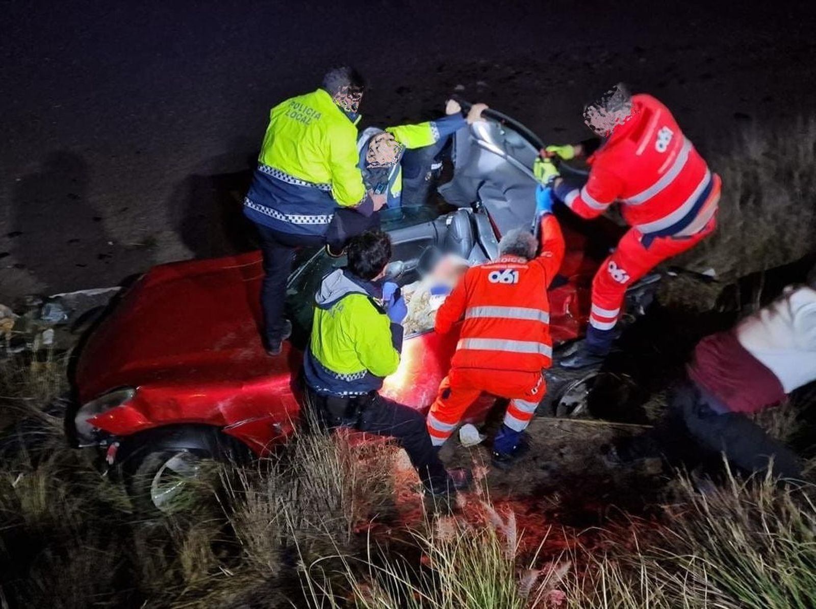 Efectivos de emergencias en el lugar del accidente.