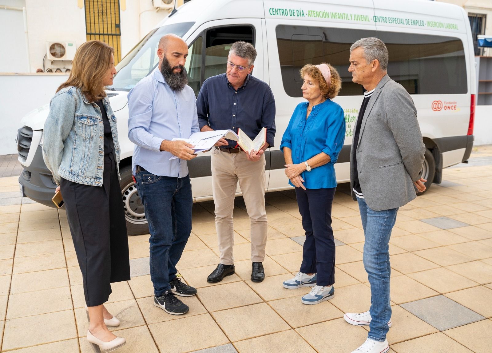 El alcalde de Nerja, José Alberto Armijo, la presidenta de la Asociación Taller de la Amistad, Gloria Matutano, el director de la institución, Víctor Gil, el concejal de Asuntos Sociales, Daniel Rivas, y la concejala de Hacienda, Angela Díaz