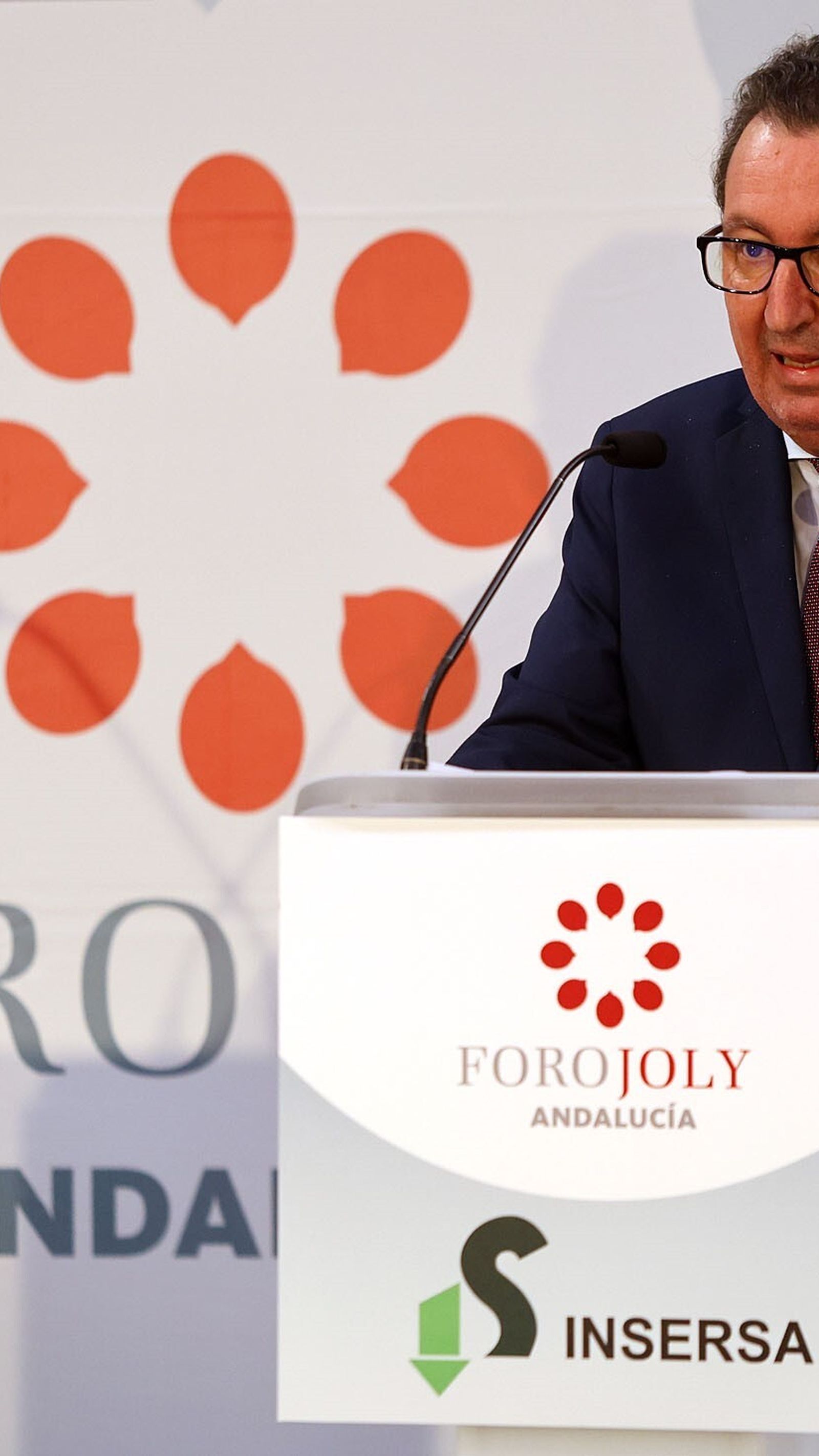 El secretario primero de la mesa del Parlamento y parlamentario andaluz por Huelva, Manuel Andrés González, durante su intervención.