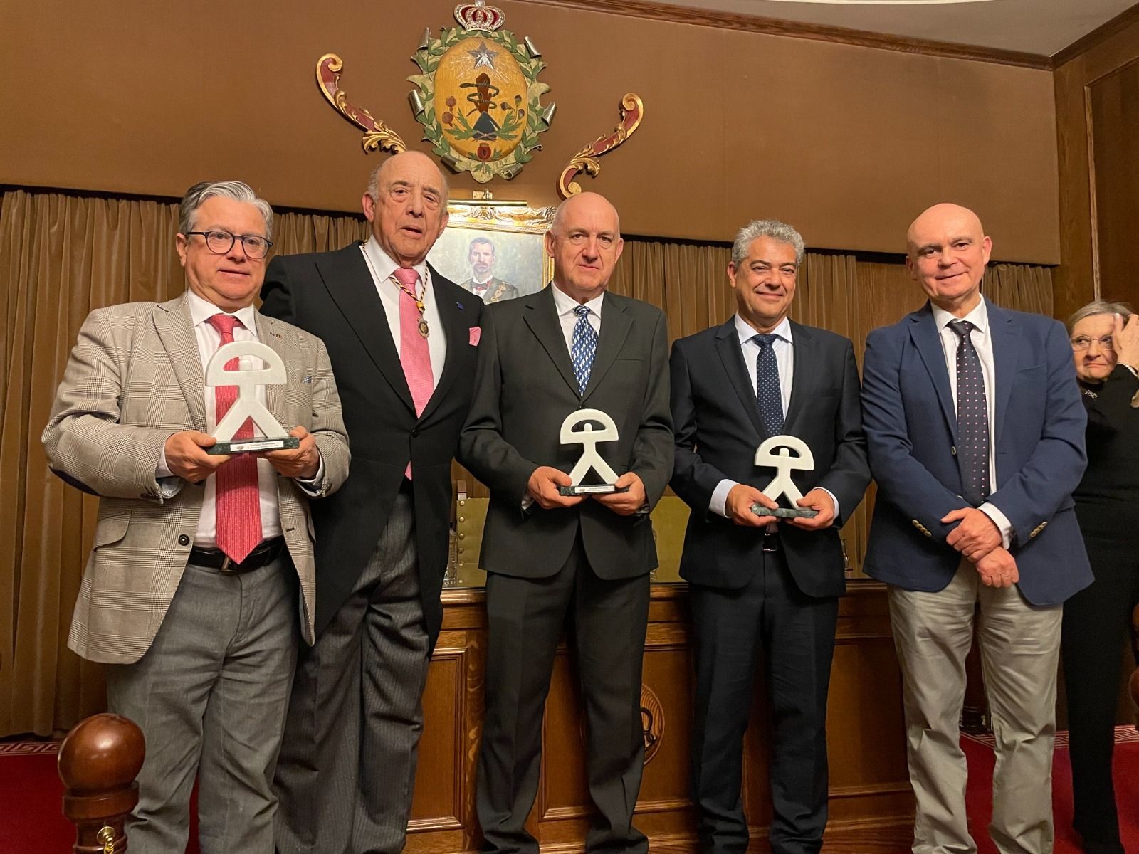 Imagen de familia con los premiados.