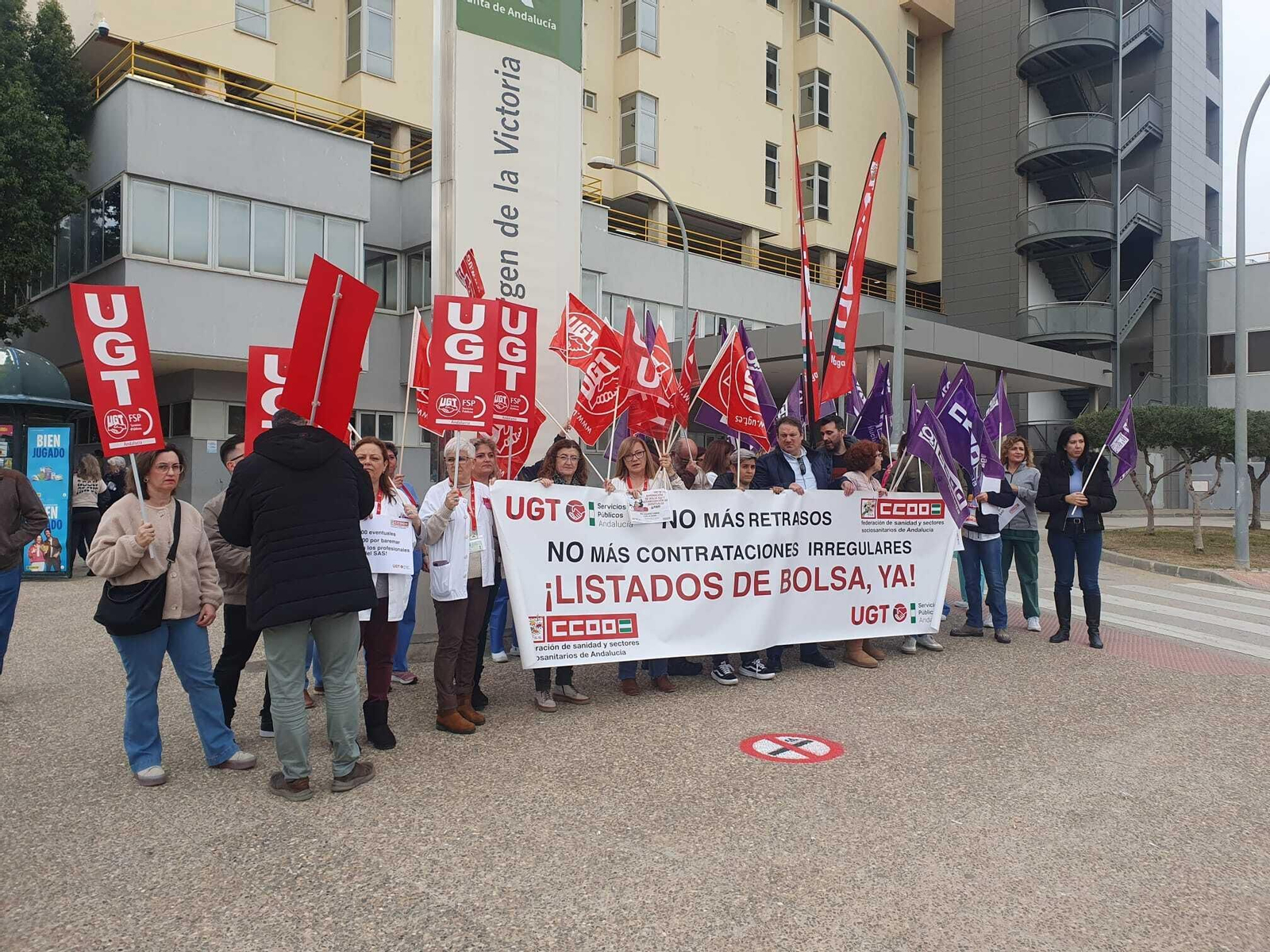 Concentración en Málaga, este lunes, ante el Hospital Clínico de Málaga.