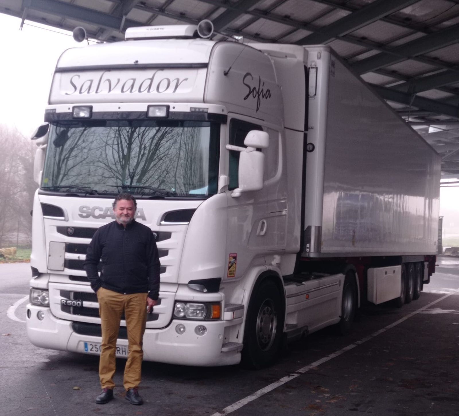 Salvador López, de Transporte Salvador López, ante su camión.
