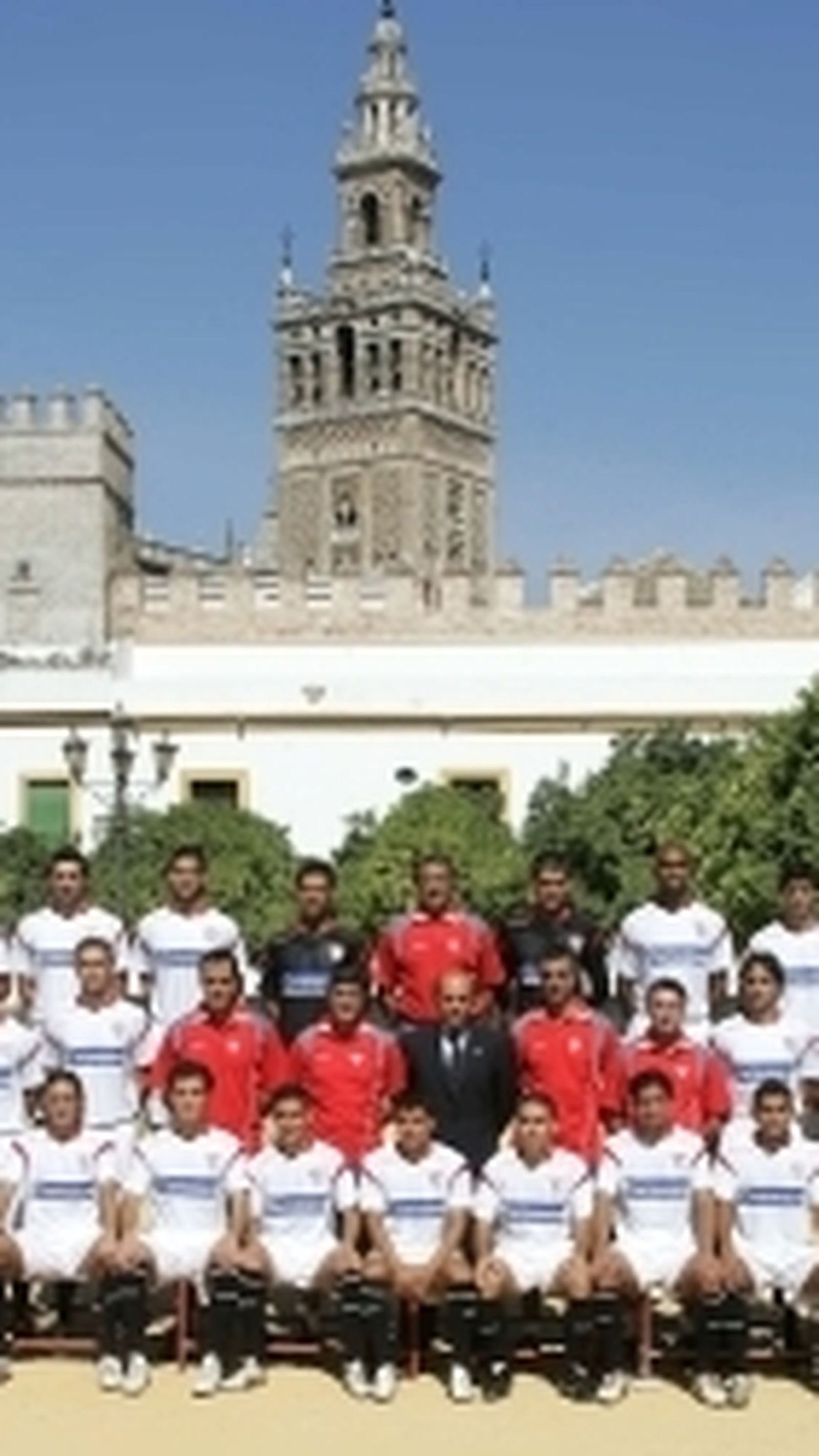 La primera foto oficial de esta serie, en el Patio de Banderas, en 2005.